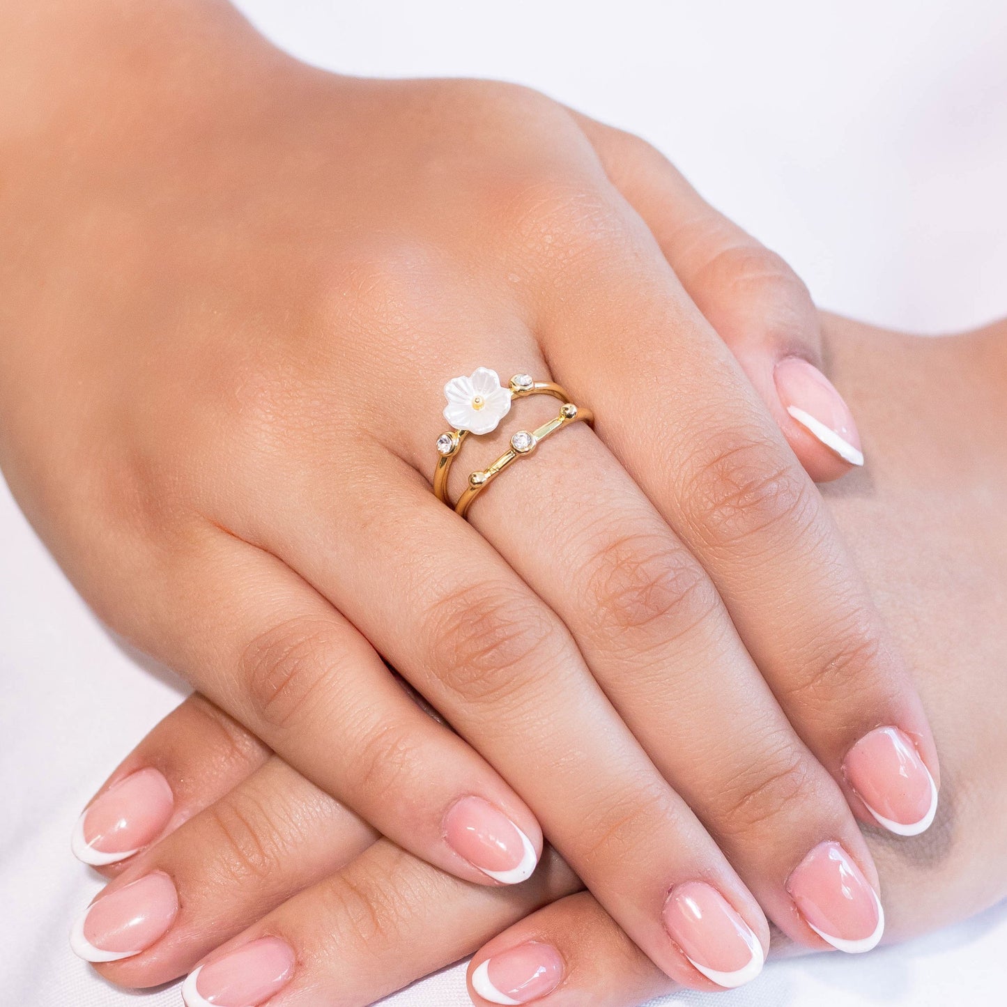 Anillo flor nácar