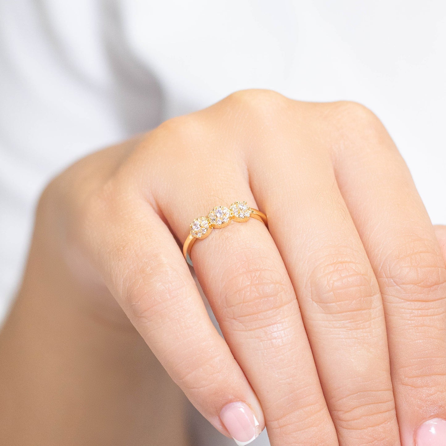 Anillo flores zircón