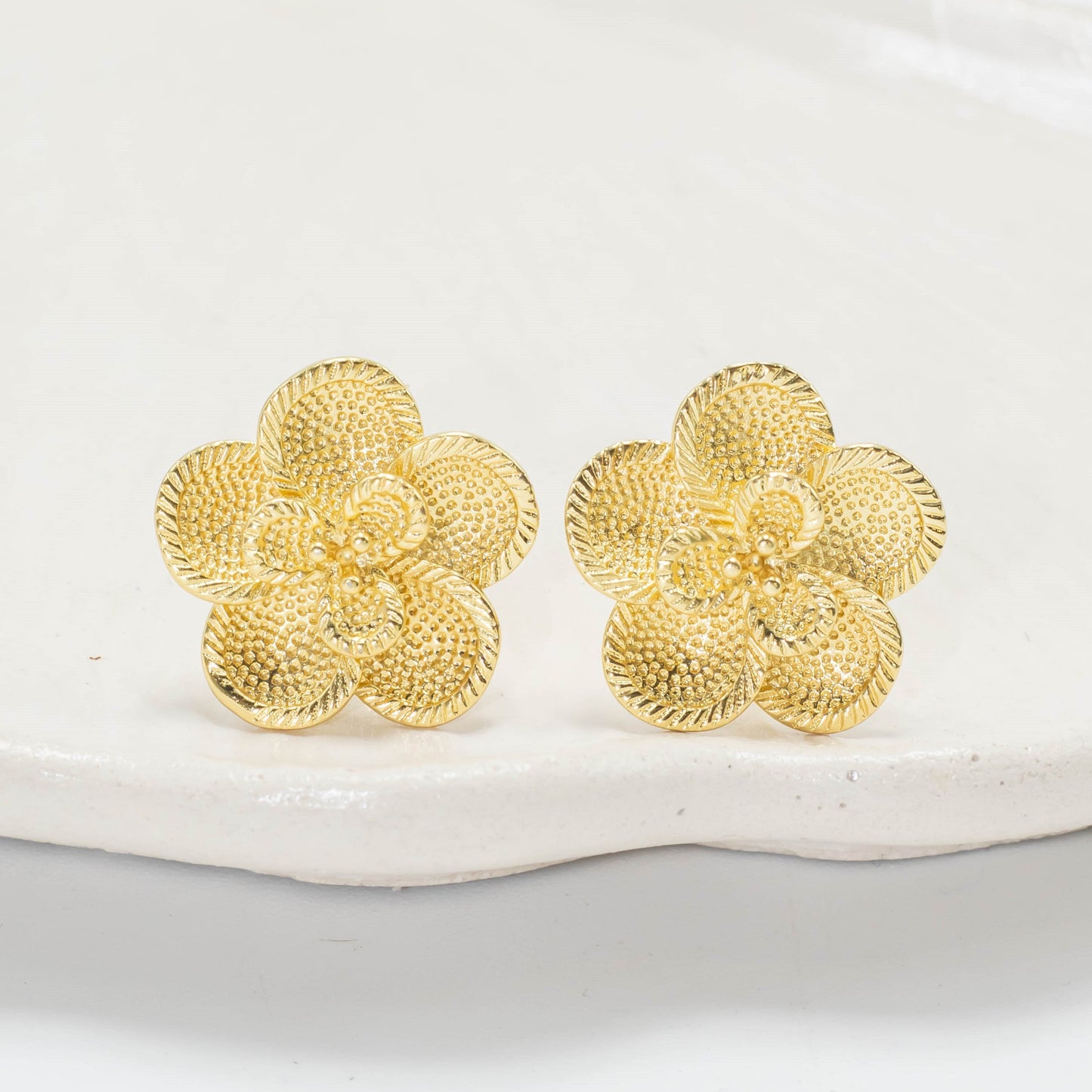 Arete flor martillada