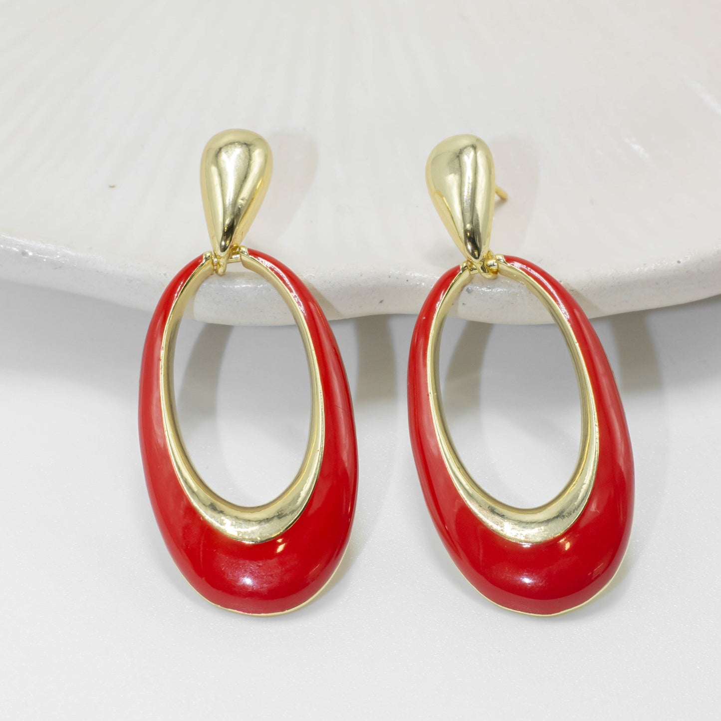 Arete óvalo rojo