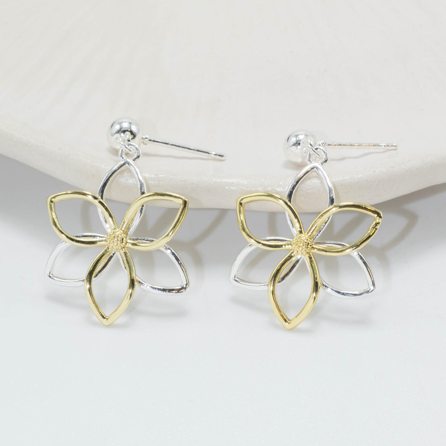 Arete silueta flor 2 oros
