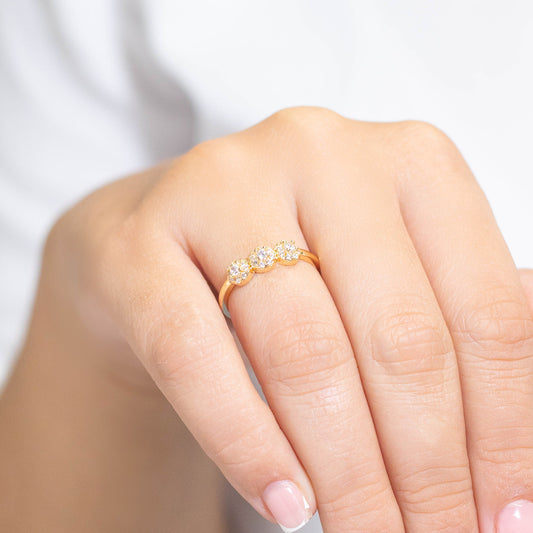 Anillo flores zircón