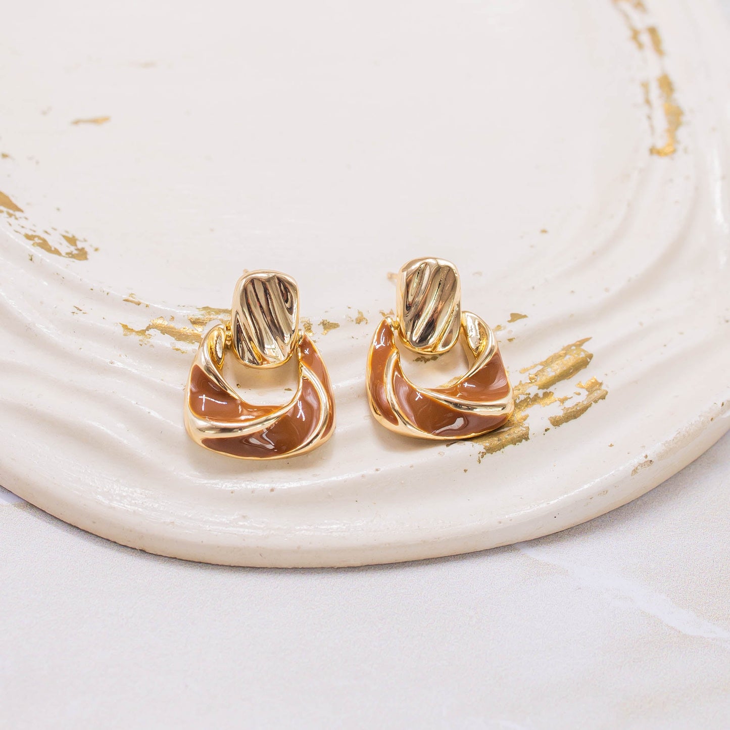 Arete tallado café