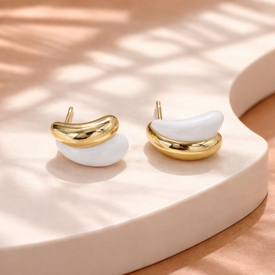Arete esmaltado blanco