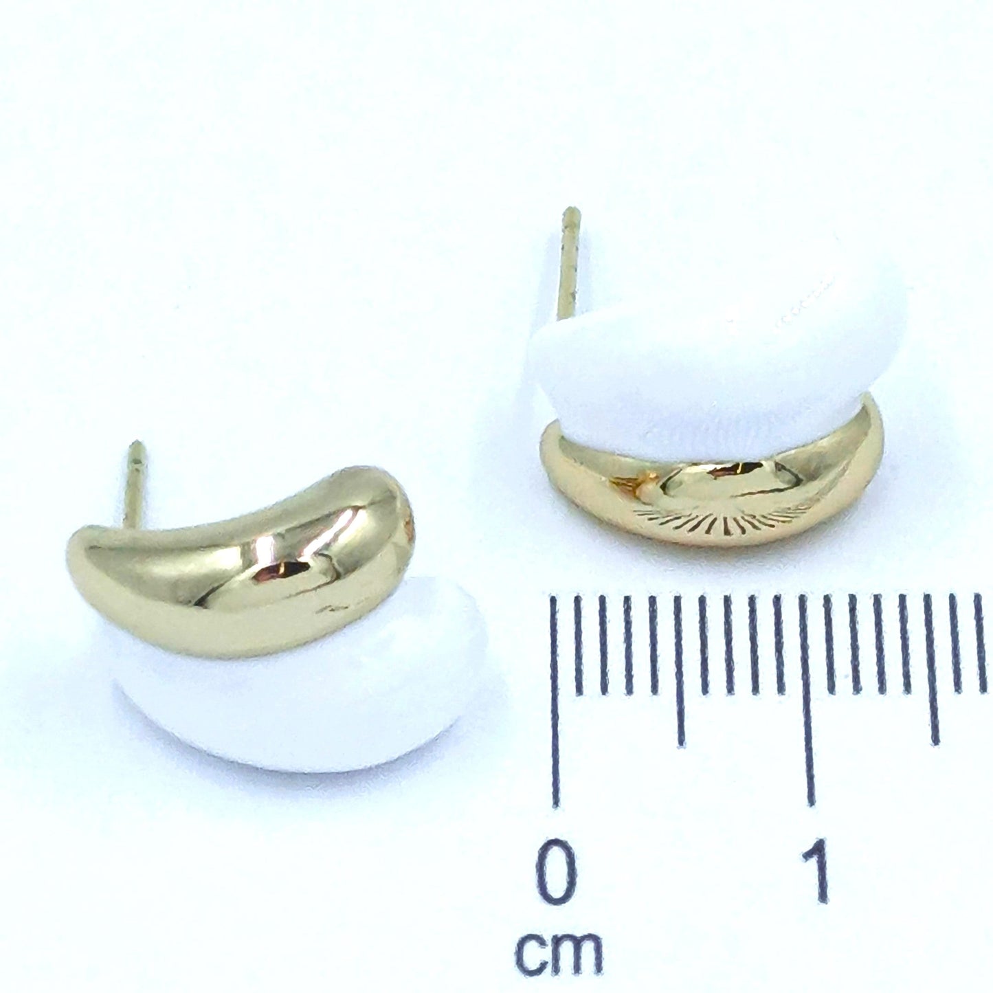 Arete esmaltado blanco