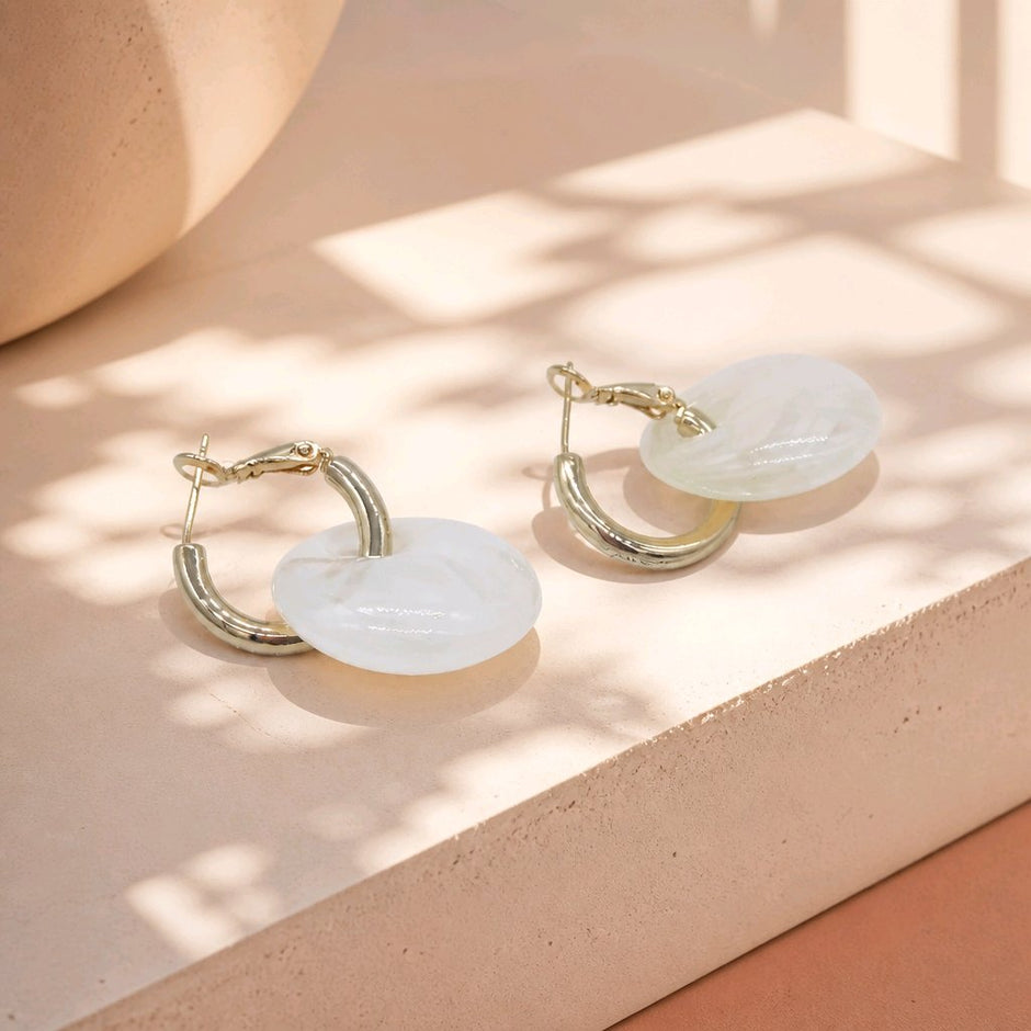 Arete resina blanca