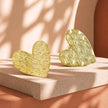 Arete bronce corazón tallado