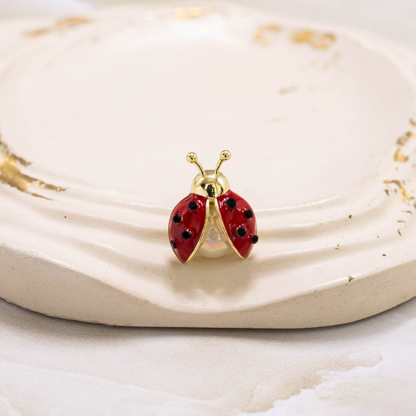 Broche mariquita