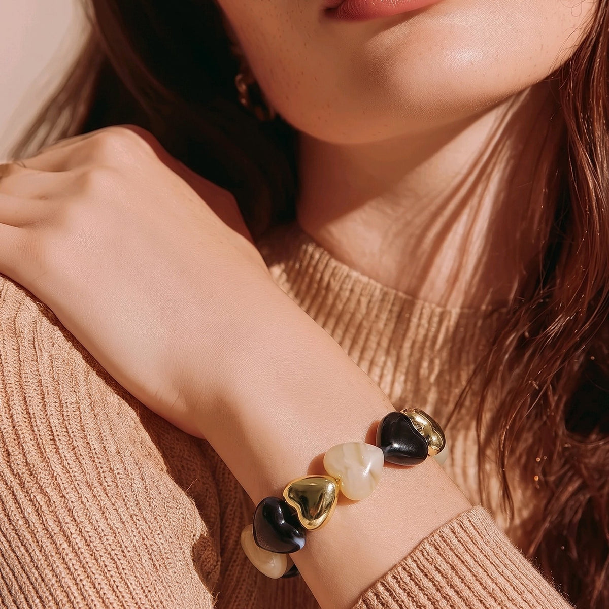 Pulsera resina corazones beige y negro