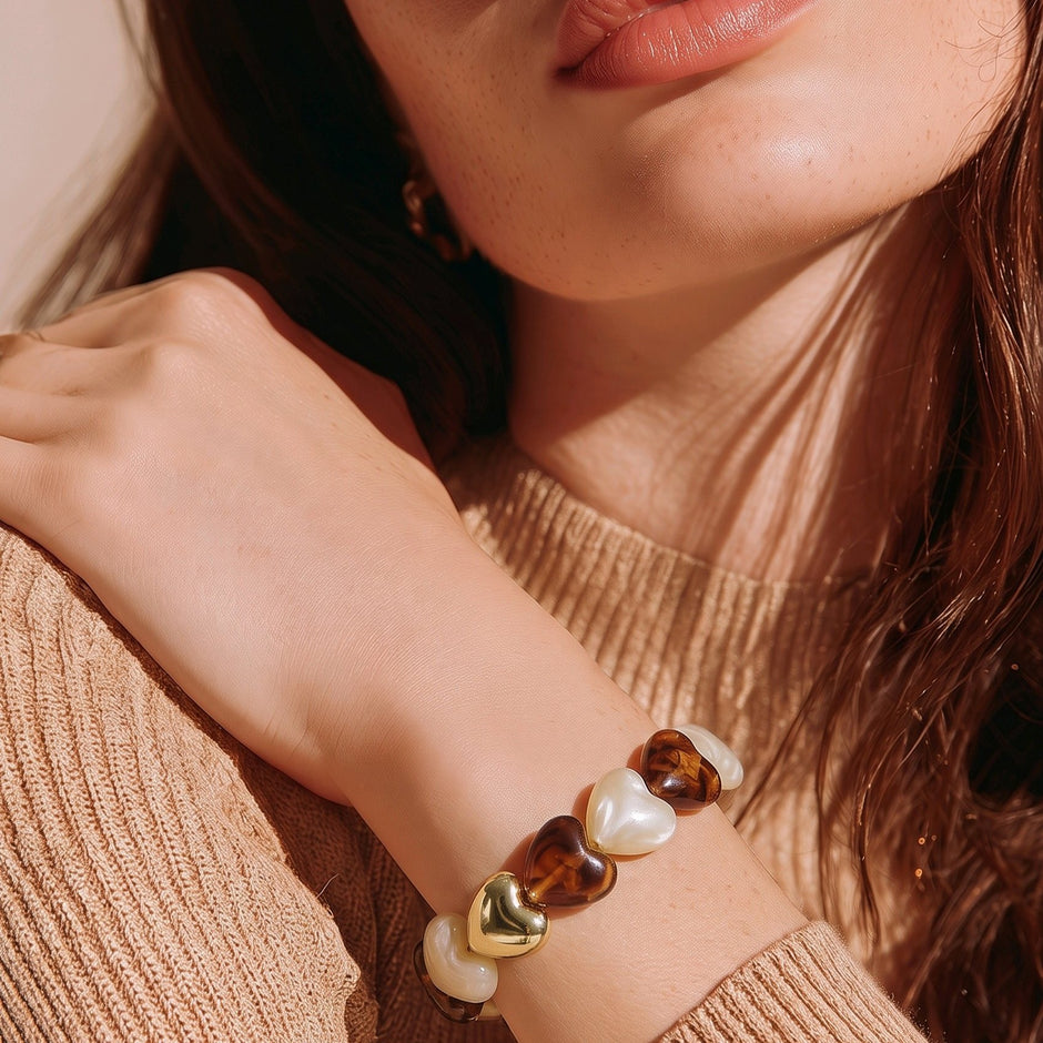 Pulsera resina corazones café