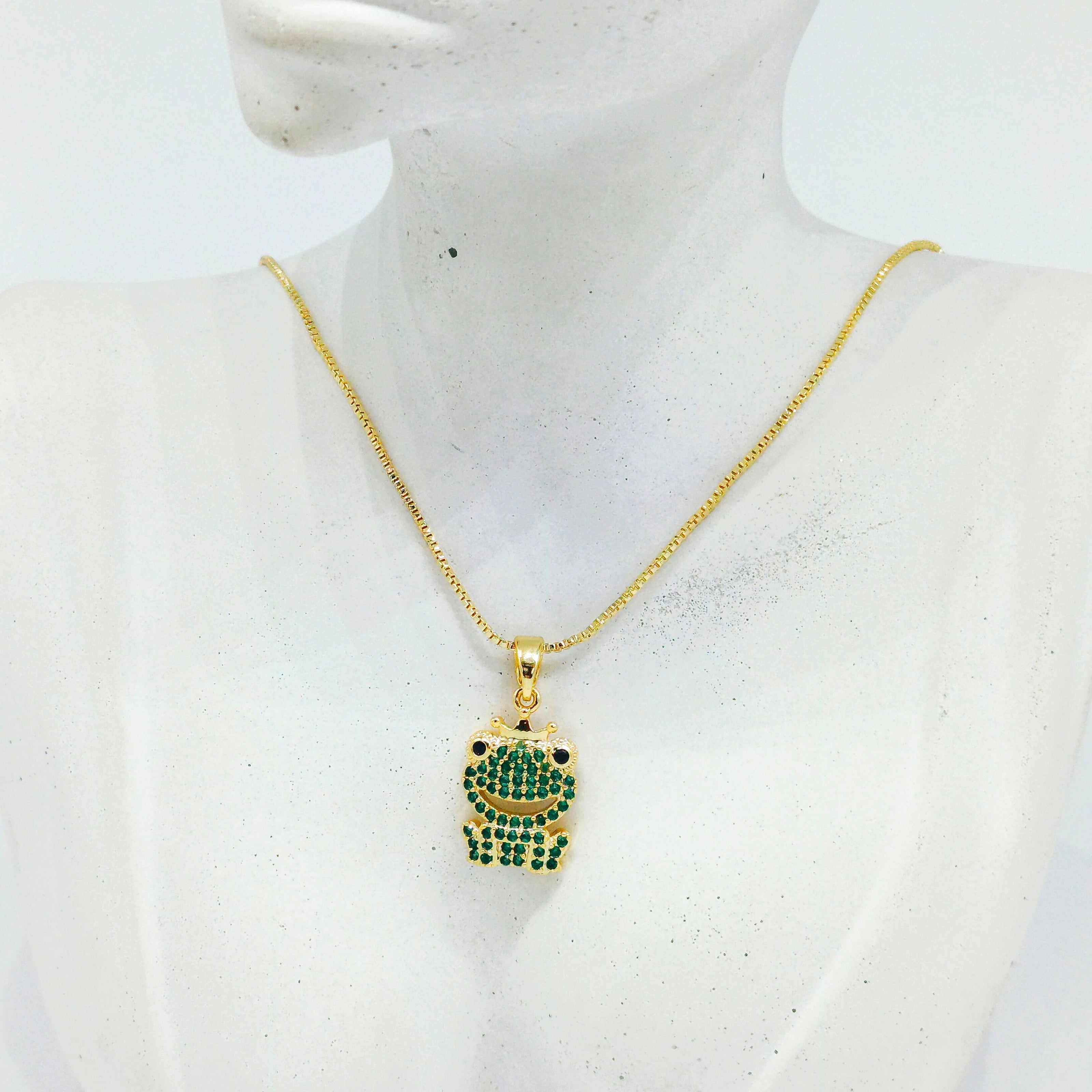 Collar rodio rana esmeralda