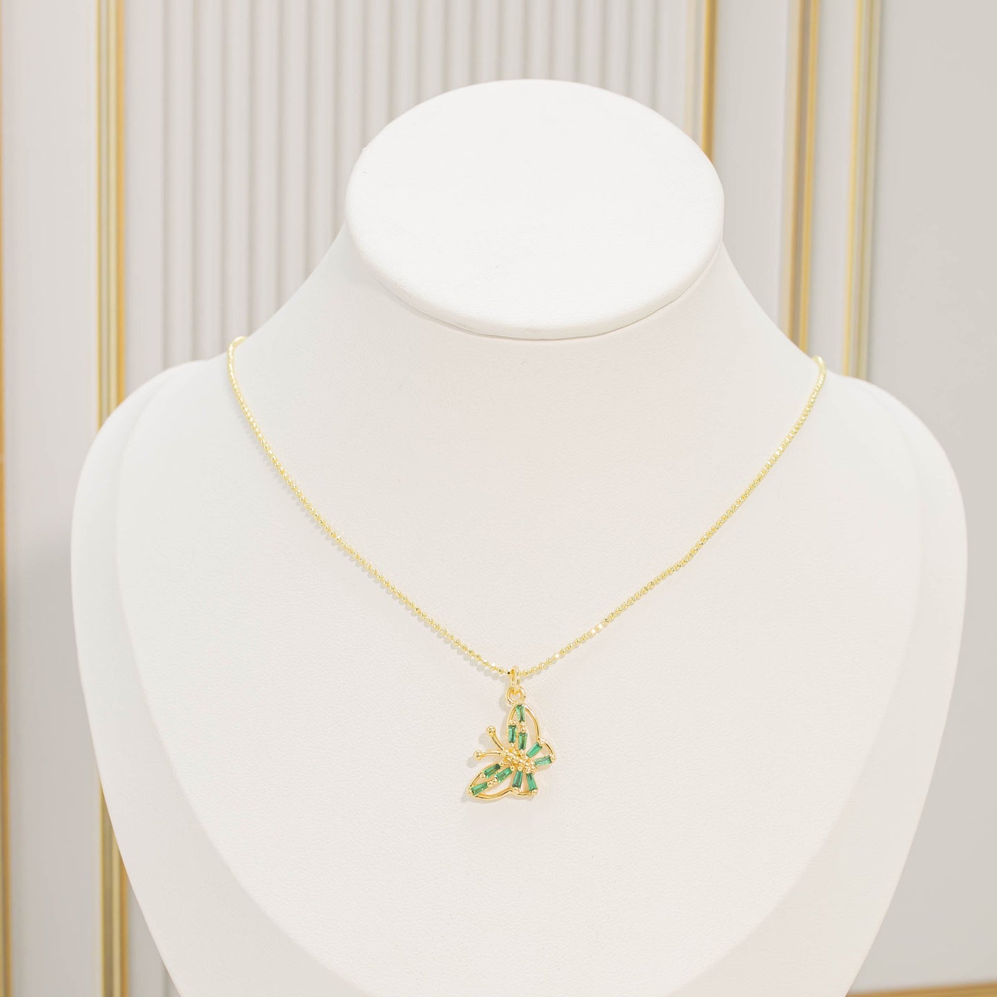 Collar rodio mariposa esmeralda