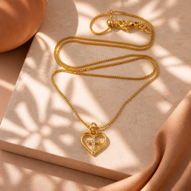 Collar rodio corazón cruz